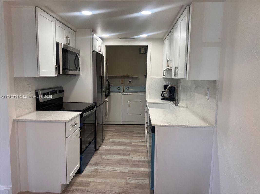 Foto principal - 820 SW 12th Ave