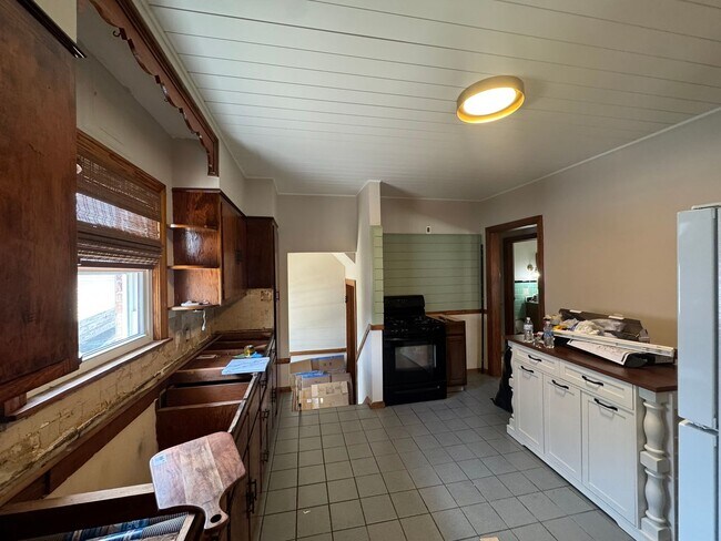 Building Photo - COMING SOON | Fully Furnished 4BR Student Home | All Utilities Included | Walk to UE
