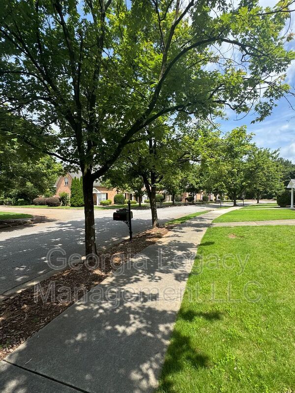 Building Photo - 320 Logmont Trace