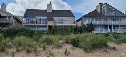 Building Photo - 2828 Charlemagne Dr