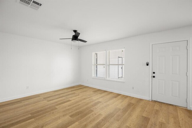 Foto del edificio - 1317 Mckie Cove