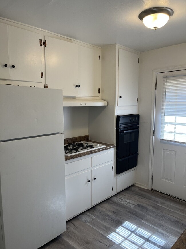 Building Photo - 2 Bedroom Duplex