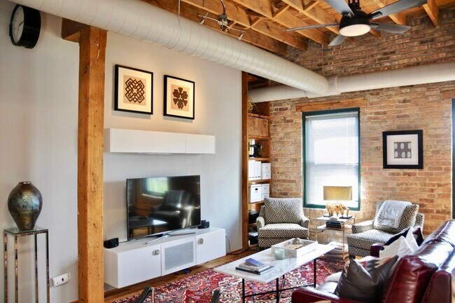 Living Room - 515 N Noble St