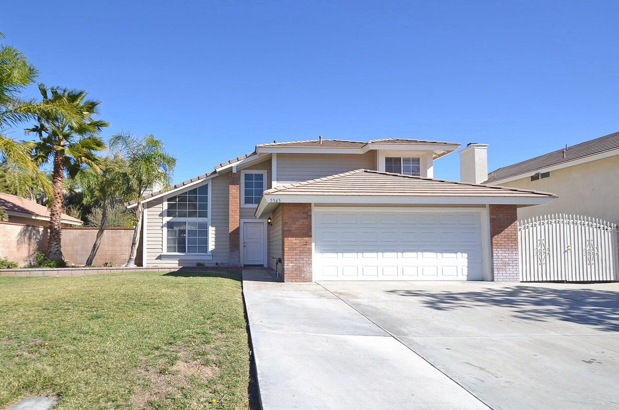 Foto principal - 5565 N Cypress Dr