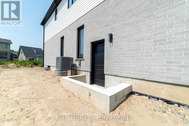 Building Photo - 266 Hesselman Cres