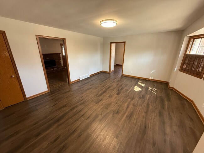 Building Photo - 3BR/2BA w/ Finished Basement + Fenced Yard in Raytown