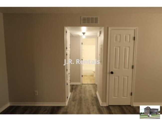 Building Photo - 2102 Hunt Dr