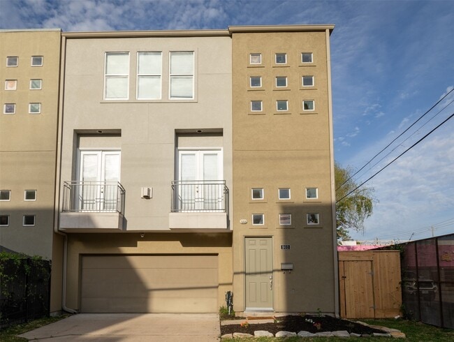 Building Photo - 903 Roy St