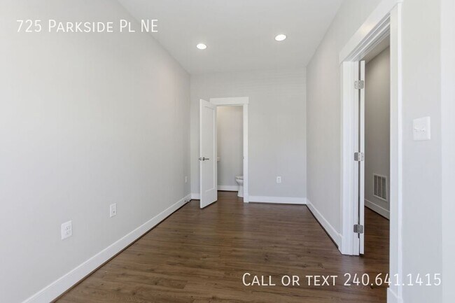Building Photo - 725 Parkside Pl NE