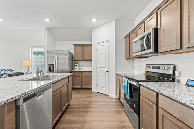 Foto del edificio - 4 bedrooms, 3 full bathrooms with a study!...