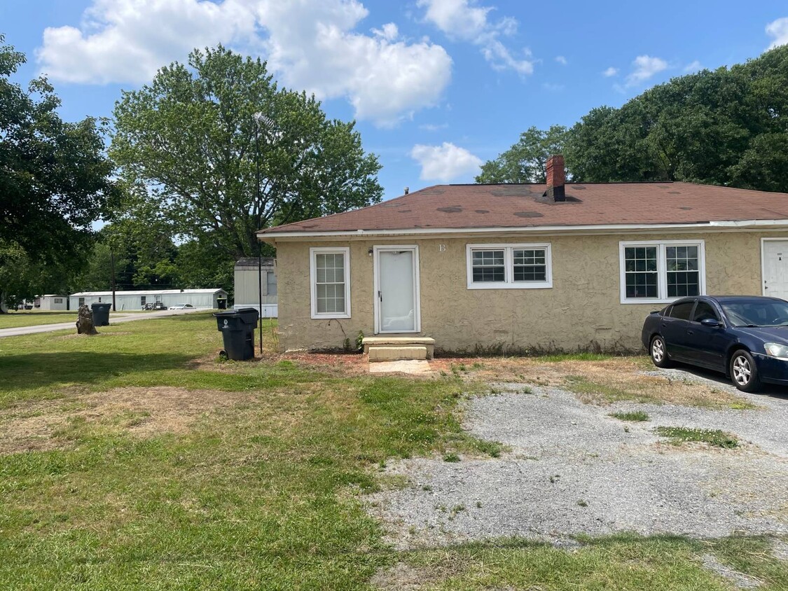 Primary Photo - 6312 Hwy 81 S