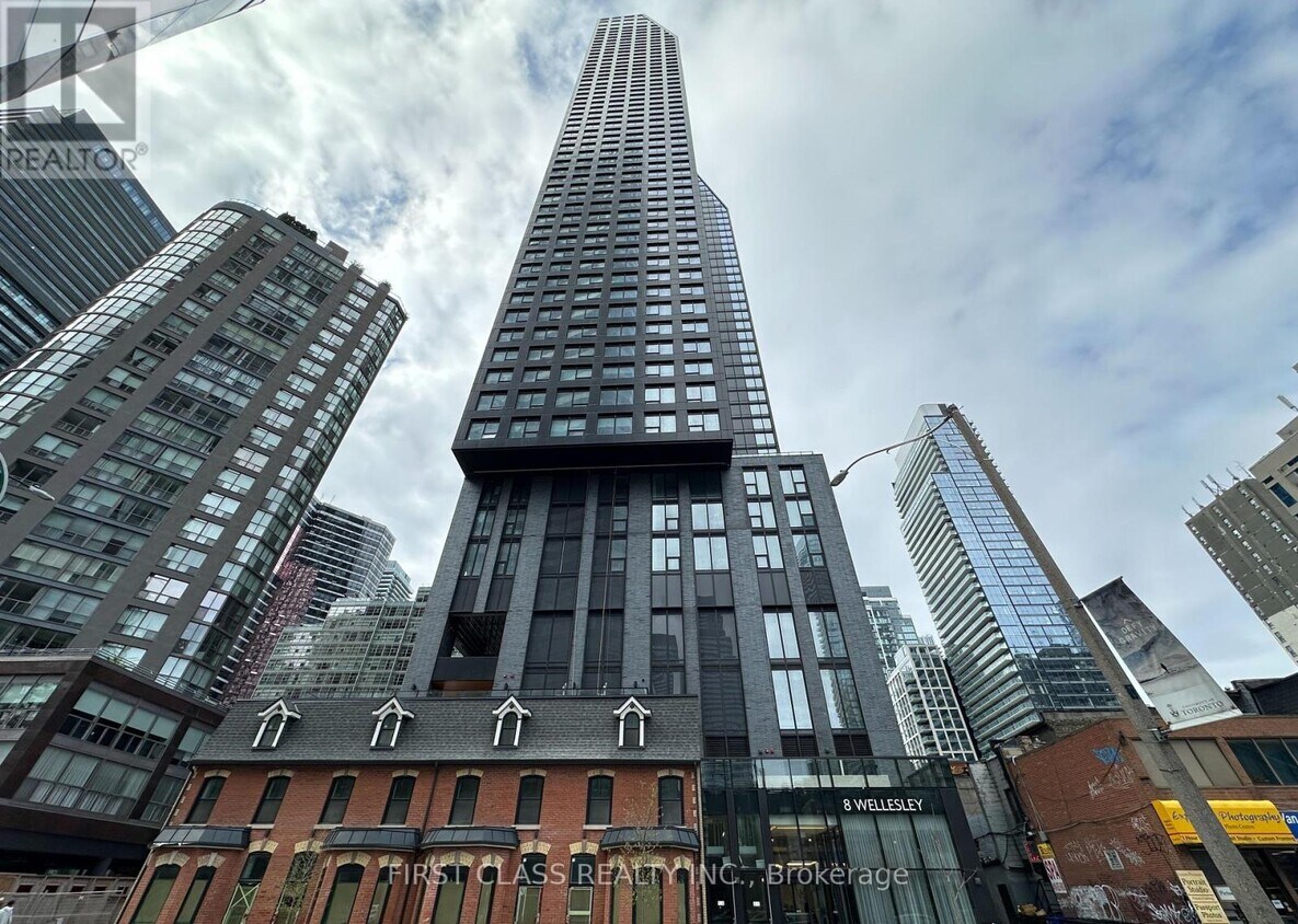 Photo principale - 8-4608 Wellesley St W