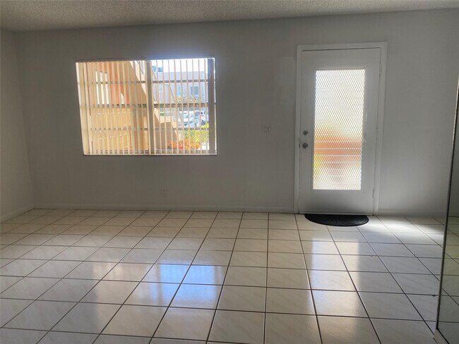 Foto del edificio - 785 Burgundy St