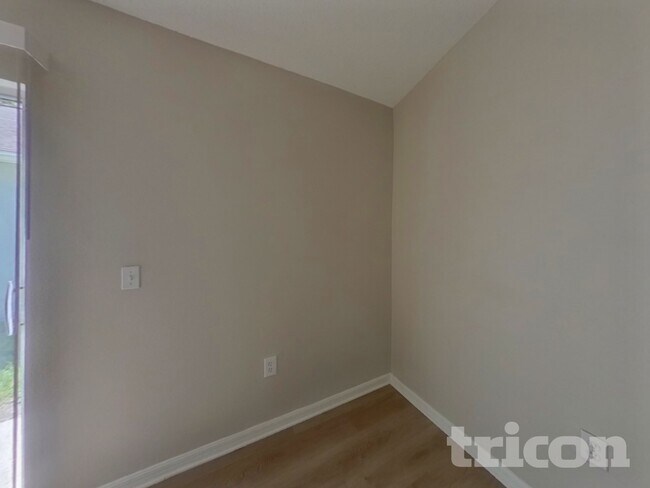 Building Photo - 5852 Lake Front Dr