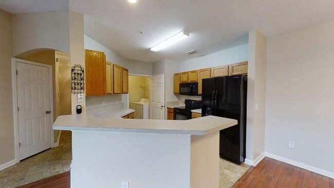 Building Photo - Beautiful and spacious two bedroom two bat...