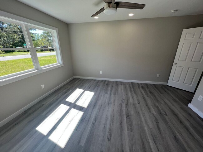 Foto del edificio - Remodeled 3 bedroom/2 bathroom home with d...