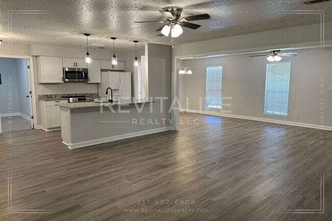 Building Photo - Stunning 4 Bed/2 Bathroom Home in West Mob...
