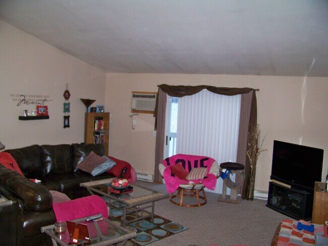 Living Area - 2622 N Wright Rd