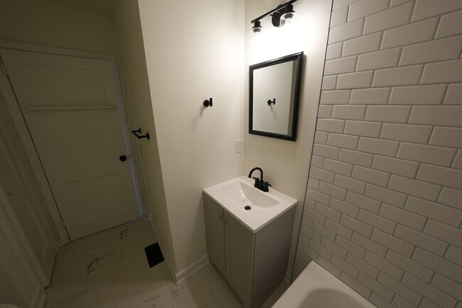 Foto del edificio - Newly renovated 2bedroom 1 bathroom for rent!