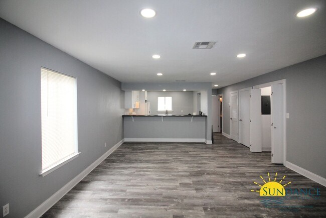 Building Photo - Fully Renovated 3 Bedroom Townhouse in Des...