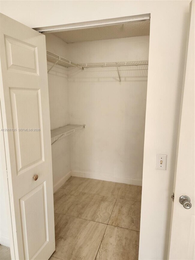 Foto del edificio - 2451 Centergate Dr