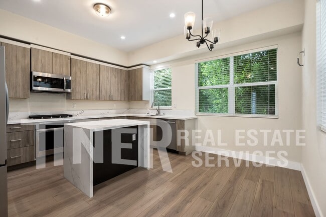 Building Photo - 425 G St