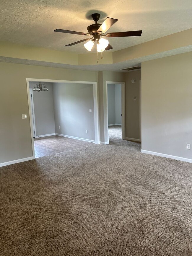 Building Photo - 3 Bedroom 2 bath with 2 Car Garage Home Fo...