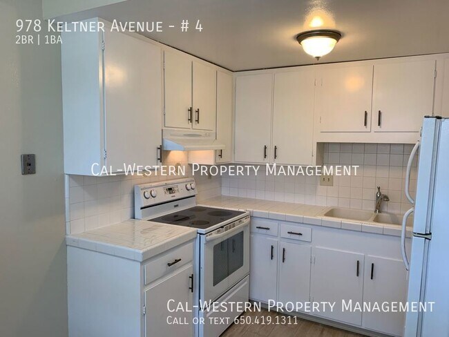 Foto del edificio - Nice Upstairs Unit With One Car Garage!