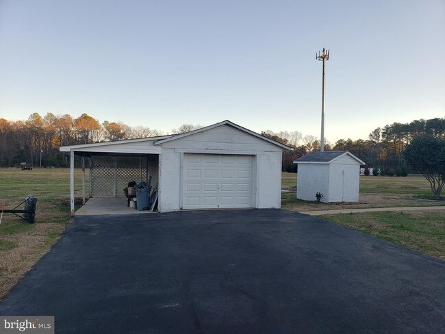 Foto del edificio - 17750 Piney Point Rd