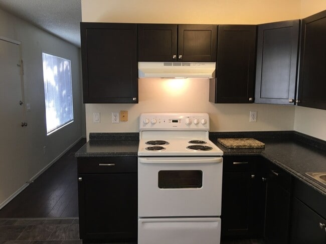 Building Photo - Reno Duplex - 1 Pet Friendly, Garage, Dishwasher, Washer/Dryer Hookups, Central A/C