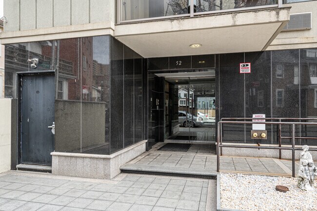 Building Entrance - 52 Brighton 1St Pl