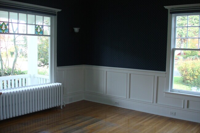 Sala de estar, papel pintado y revestimiento de madera, radiadores que calientan con calefacción radiante. - 3402 N 28th St