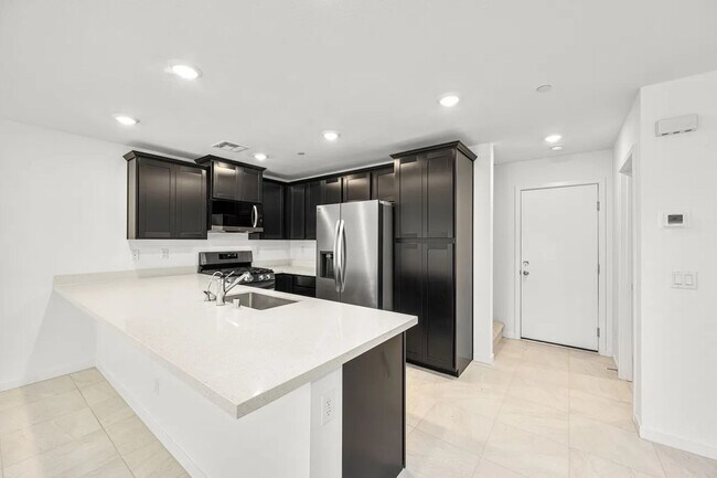 Foto del edificio - Gated 2025 Lennar Townhome | 3 Bed | 2-Car Garage