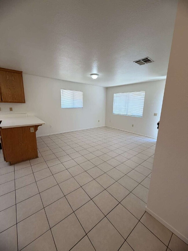 Foto del edificio - 2 Bed | 1 Bath Triplex Available!