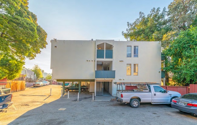 Building Photo - Pinewood Terrace