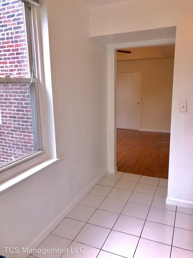 Building Photo - 323 S 13th St