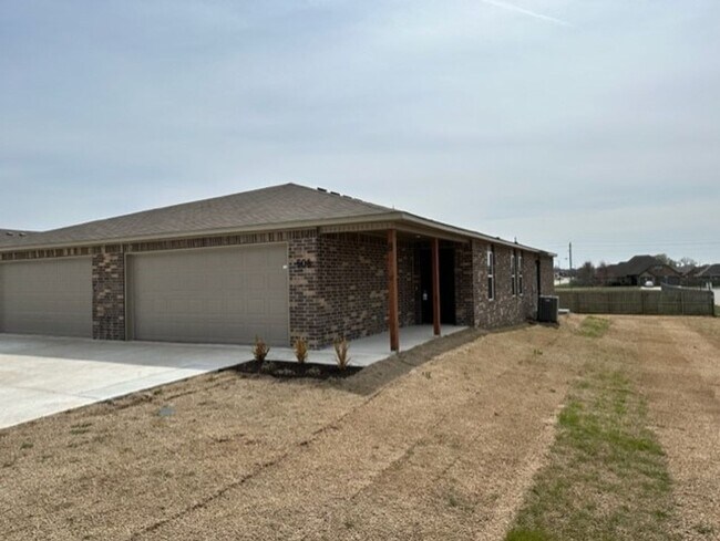 Foto del edificio - *Pre-Leasing* Three Bedroom | Two Bathroom...