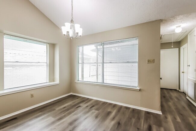 Foto del edificio - 901 Briarcreek Dr