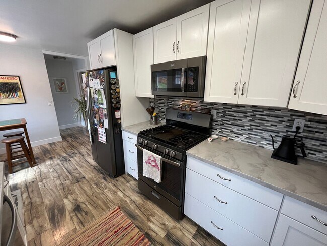 Building Photo - Fantastic 3 Bed/2 Bath Single Family Home ...