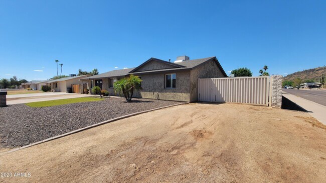 Building Photo - 1602 W Willow Ave