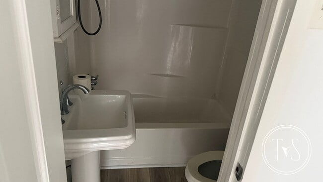 Building Photo - MOVE IN SPECIAL: $1000 OFF 1st MONTH'S RENT** and RATE DROP ALERT (was $1600/month)!