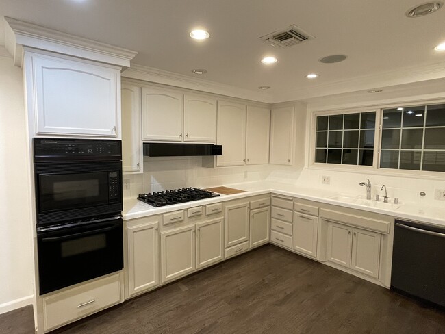 Kitchen - 15925 Acre St