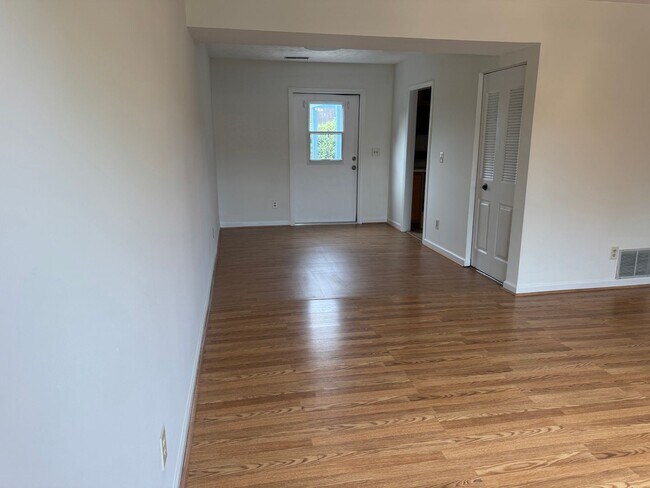 Building Photo - Gorgeous 2 BR Townhouse in New Market!