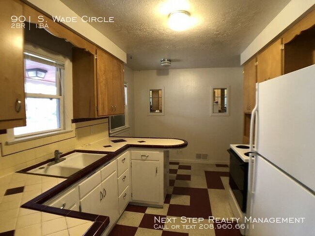 Building Photo - 2 bed 1 bath close to train depot
