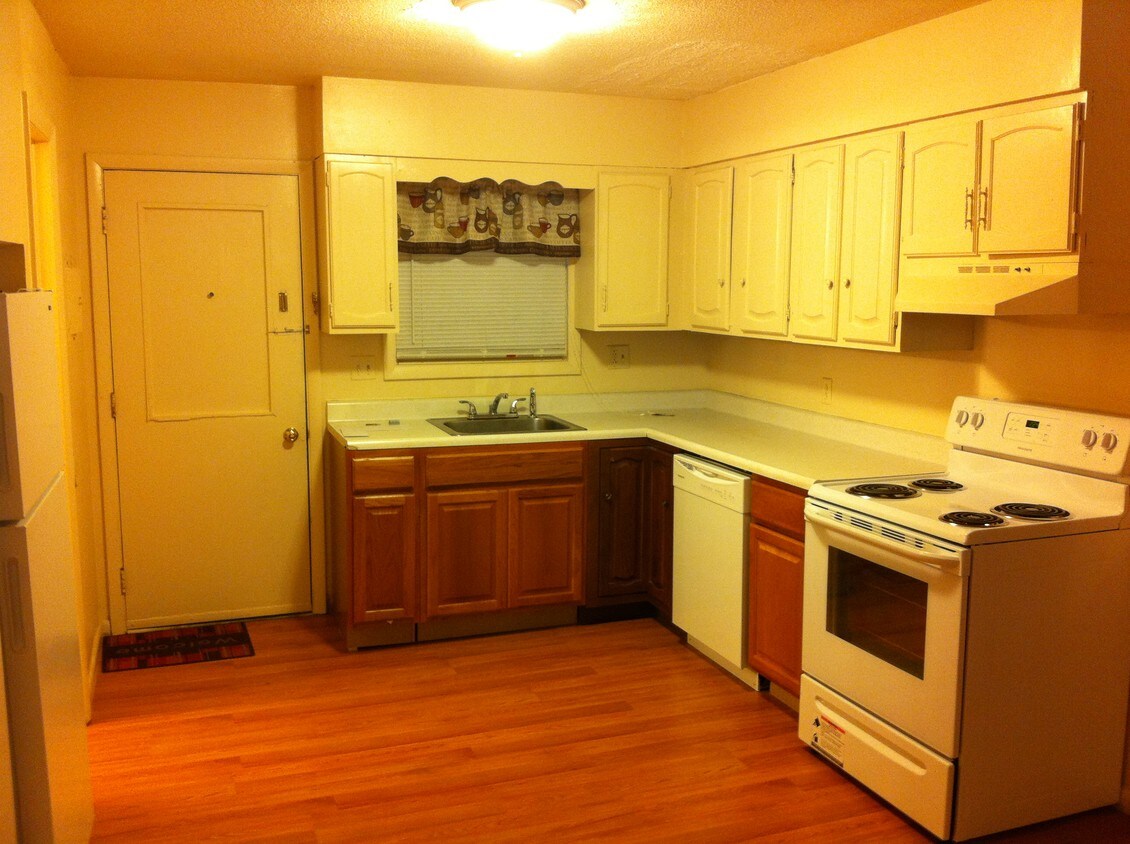 Primary Photo - 2101 Van Vranken Ave