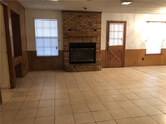 Building Photo - 827 Hill City Dr