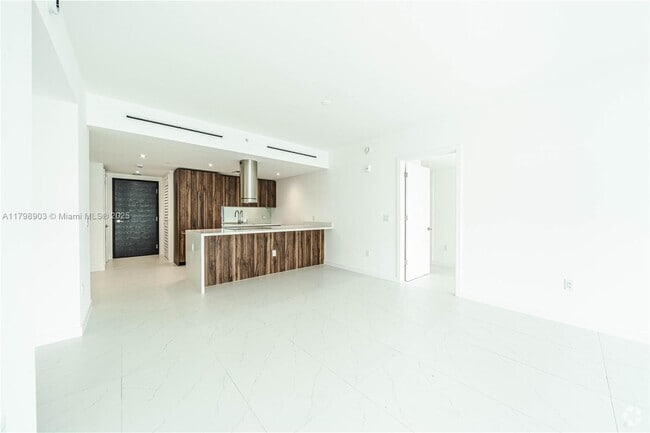 Building Photo - 9901 E Bay Harbor Dr