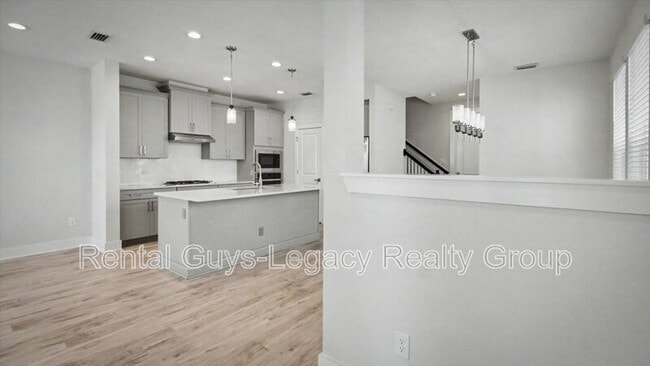 Building Photo - 409 Crestview Dr