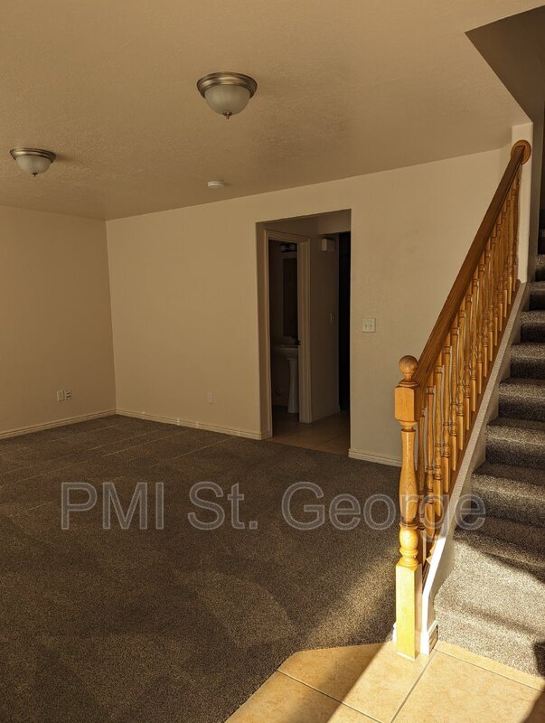 Building Photo - 3155 S Hidden Valley Dr