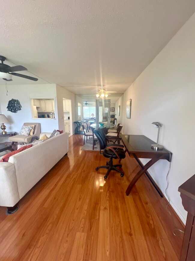 Building Photo - 527 Mansfield M